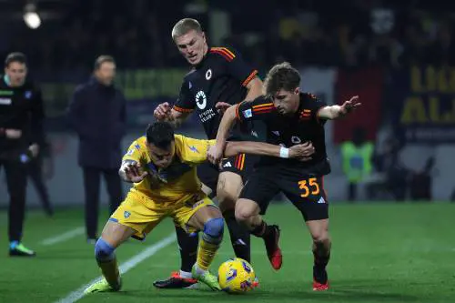 La Roma vince il derby contro il Frosinone: i giallorossi restano in scia Champions