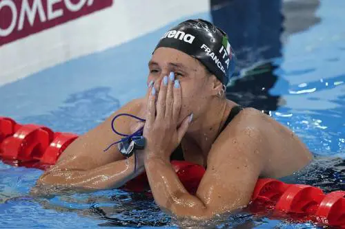 Vasca azzurra "olimpica" con tre bronzi pesanti
