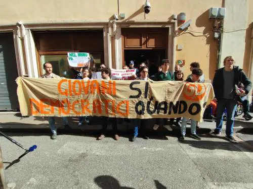 L'assalto dei giovani dem alla sede Pd: "Non c'è democrazia"