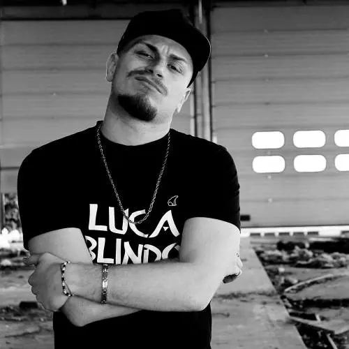 Il rapper che alla violenza risponde con la lezione di coraggio