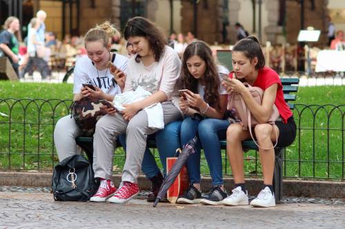 La stretta di Valditara: "No all'uso degli smartphone nelle scuole"