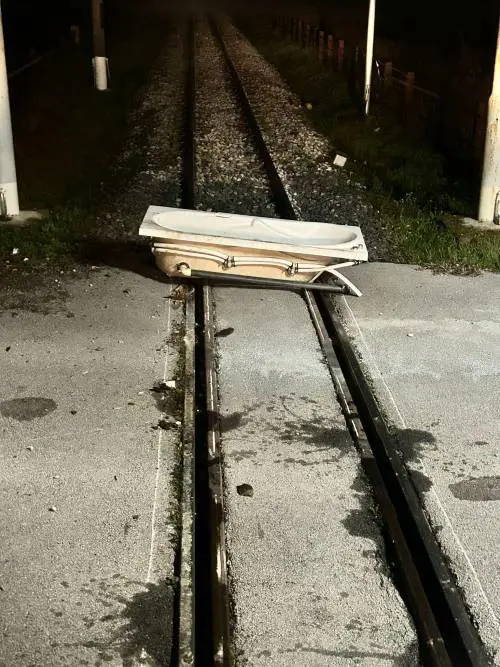 Vasca da bagno sui binari della Circumvesuviana: così il macchinista evita il disastro