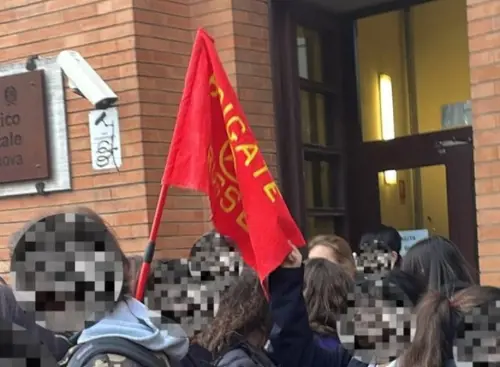 Bandiera delle Brigate Rosse nella città in cui assassinarono Ruffilli: è polemica