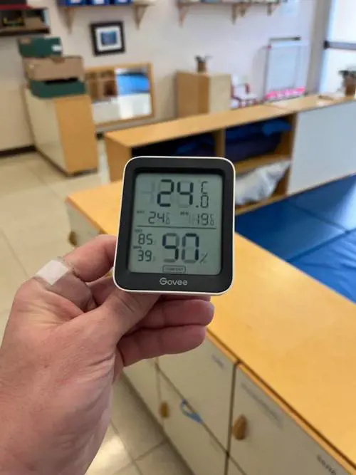 "Nell'aula consiliare temperature tropicali...". Ma a Milano ci sono i limiti per l'inquinamento
