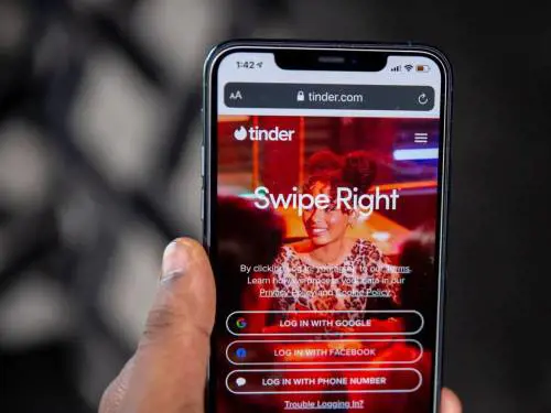 "Crea dipendenza". Gli utenti fanno causa a Tinder