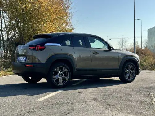 Mazda MX-30 2024: guarda il video in pillole del nuovo crossover elettrico 