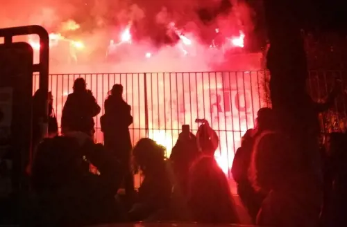 Bruciato nuovo fantoccio della Meloni: odio rosso senza freni