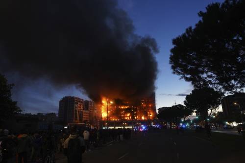 Valencia, maxi incendio in un palazzo di 14 piani: 4 morti e oltre 20 dispersi