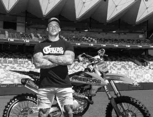 Prova un salto estremo: muore la legenda del motocross Jayden Archer