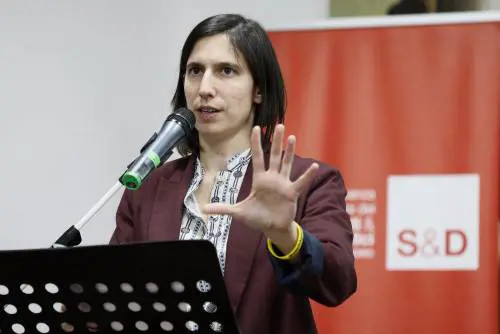 Effetto Mattarella: adesso Schlein si sveglia e si accorge delle violenze anti-Meloni