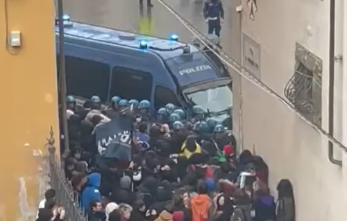"Sbirri di m...". Così a Pisa i manifestanti hanno forzato il blocco della polizia | Il video
