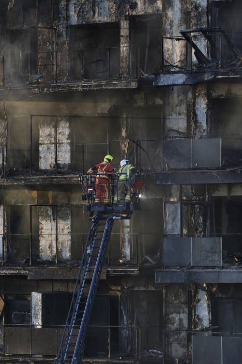 L'inferno nel grattacielo. Valencia piange 10 vittime