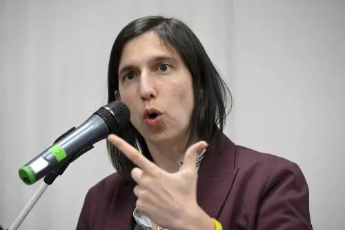 "Cannabis libera anche in Italia". Schlein torna alla carica