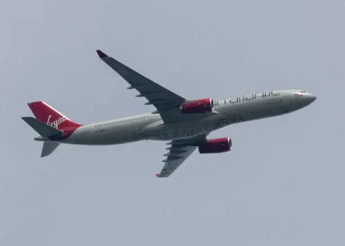 A bordo trema tutto e si scatena il panico: aereo supera 1.200 Km/h (velocità del suono)