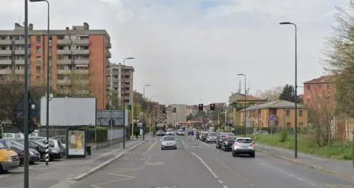 Ancora sangue a Milano, uomo accoltellato in via delle Forze Armate: si cercano gli aggressori