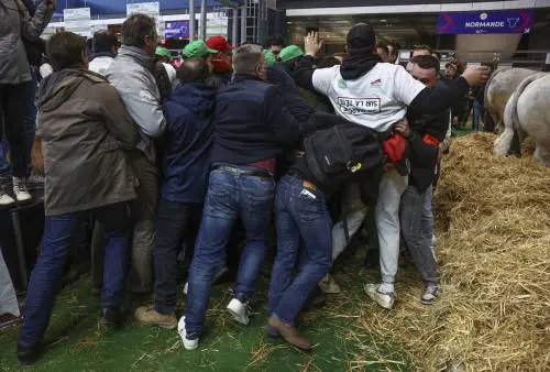 Fiera nel caos. Gli agricoltori tentano il blitz