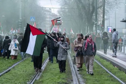 Uova, sassi, vetri rotti e Meloni "insanguinata": così si ferma il genocidio