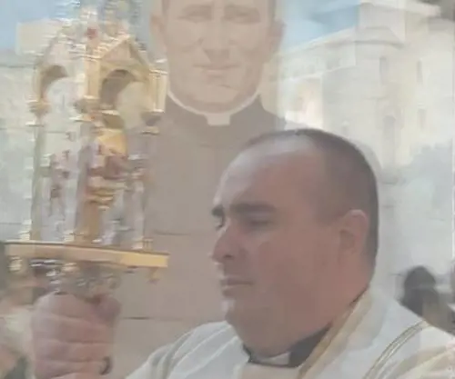 Vibo Valentia, candeggina nel calice della Messa: il parroco ha un malore in chiesa. Grave atto intimidatorio