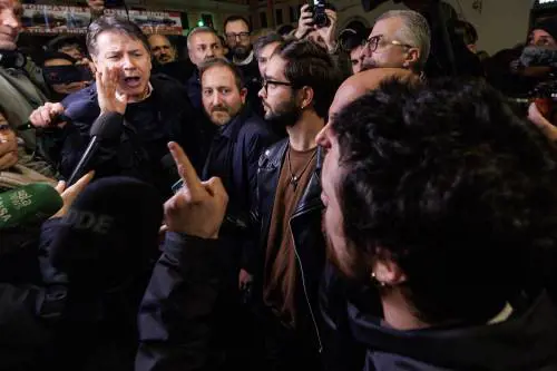"Dimissioni, Vergogna". Studenti tentano assalto al Viminale e poi sfidano Conte