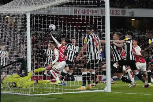 Karius incassa 4 gol. Ma si "diletta" in amore...