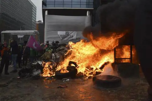 Protesta agricoltori, bloccato l'accesso all'aeroporto di Bruxelles