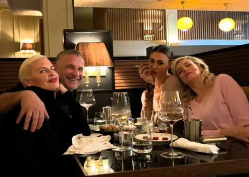 "Da quando è permesso? Maleducata". Polemica per la foto di Belen al ristorante