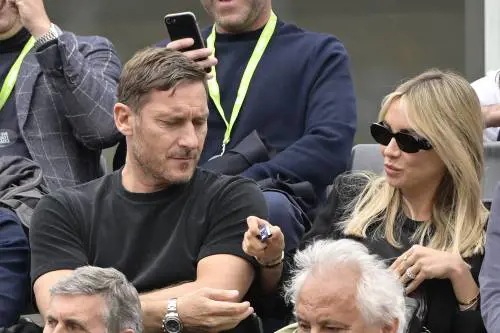 Francesco Totti e Noemi Bocchi alla premier del film: il pancino sospetto scatena il web
