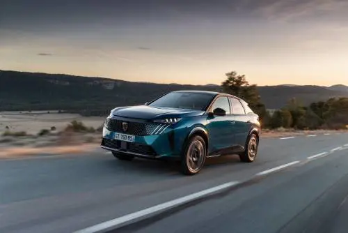 Peugeot e3008: primo contatto con il SUV elettrico, fino a 700 km