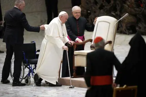 "Ancora raffreddato". E il Papa corre in ospedale dopo l'udienza generale