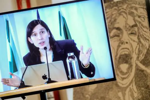 "Sinceramente, quando, quando, quando...". E Schlein cita Annalisa
