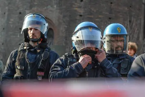 "Ogni anno 2mila agenti feriti". Ora la polizia chiede norme più severe