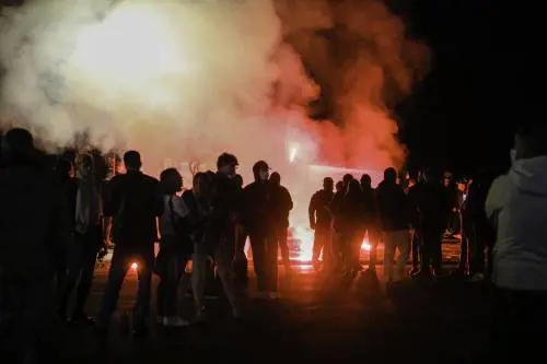 I giovani del Pd sfilano con chi assalta la polizia per liberare i clandestini
