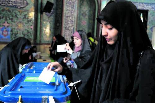 Khamenei alla prova delle elezioni. Ma l'Iran sfiduciato diserterà le urne