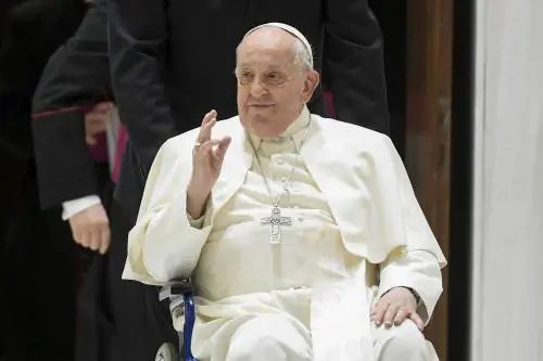 Per Bergoglio tac ai polmoni. "Necessario un controllo"