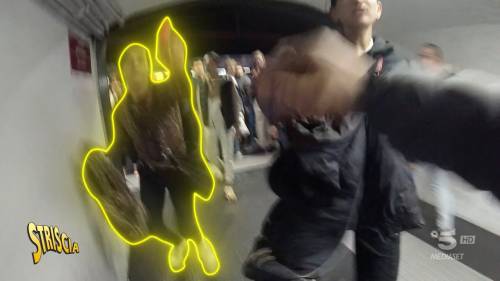 Pugni, calci e spray urticante, l'assalto alla troupe di Striscia nella metro di Roma