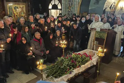 Fiori, lacrime, coraggio.Tutti in fila per Navalny