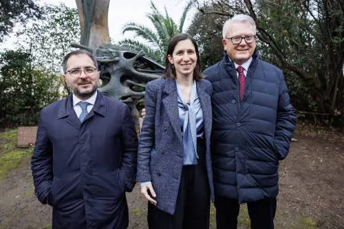Schlein si fa incoronare anti Meloni dal Pse. Omaggia Matteotti e snobba il rivale Conte