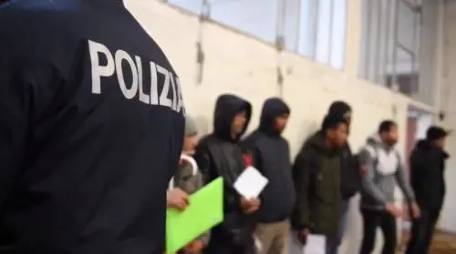 "Con la riduzione degli arrivi alleggerita la pressione sulla polizia". Il plauso dei funzionari al Viminale