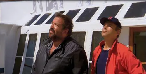 Nati con la camicia, così il film omaggia Bud Spencer e prende in giro 007