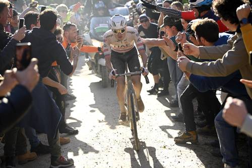 Strade Bianche, Pogacar "eroe" di un ciclismo eroico