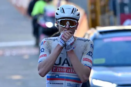 Strade Bianche, Pogacar trionfa in solitaria dopo una fuga di 81 km