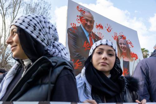 Cortei pro Gaza e "anti sbirri" insultano Meloni, Bibi e Segre