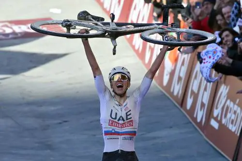 In Piazza del Campo c'è un solo padrone: Pogacar "passeggia" sulle Strade Bianche