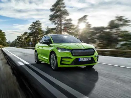 Skoda va contro corrente: venderà i motori a combustione fino al 2035