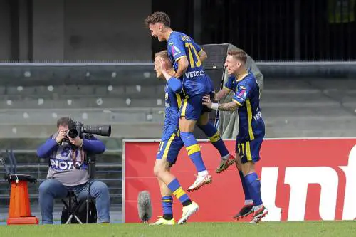 Swiderski decide la sfida salvezza fra Verona e Sassuolo che perde Berardi per infortunio