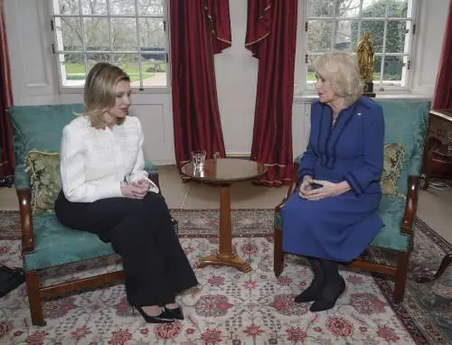 "È esausta". La regina Camilla ferma tutto: cosa succede alla Corona