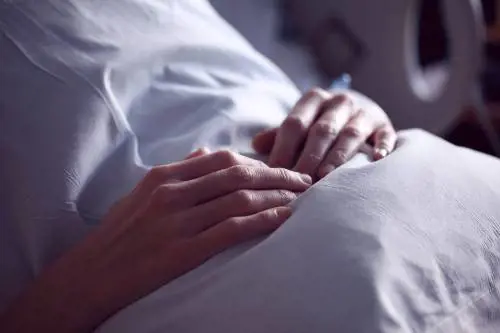 Abusi su pazienti di una clinica psichiatrica: infermiere in arresto a Ravenna