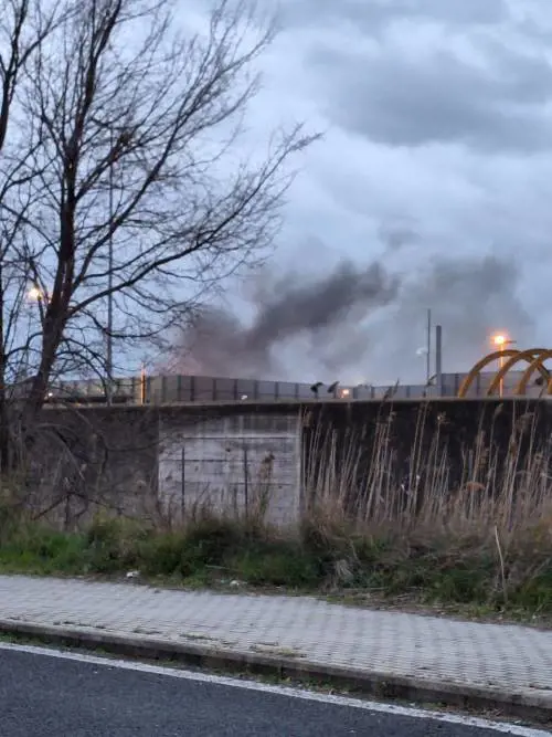 Bomba carta e materassi in fiamme: ennesima rivolta al Cpr di Roma