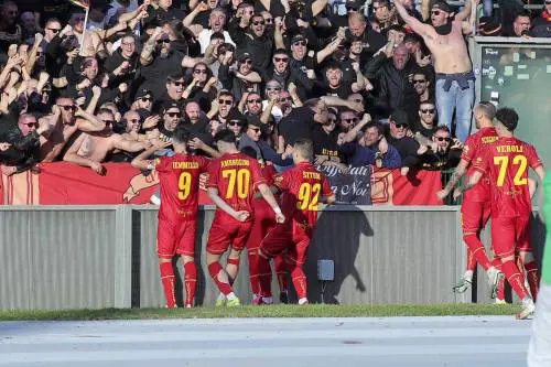 Serie B, al Parma rispondono sia Cremo che Como. Il Catanzaro vince il derby e sogna