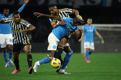 Il Napoli piega 2-1 la Juventus al Maradona: decide il gol di Raspadori